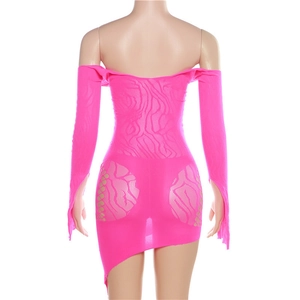 Vue arrière d'une robe moulante en maille rose fluo à épaules dénudées et ourlet biaisé