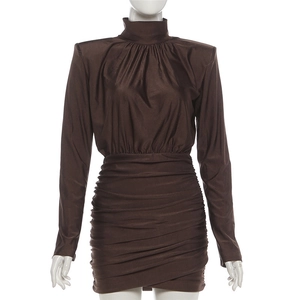 Detalle de la textura fruncida y el diseño de cuello alto en este vestido corto marrón