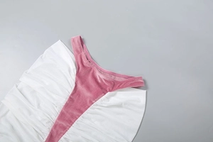 Detailansicht der weißen Netzrüschen und rosa Samt-Patchwork mit gerafften Nähten