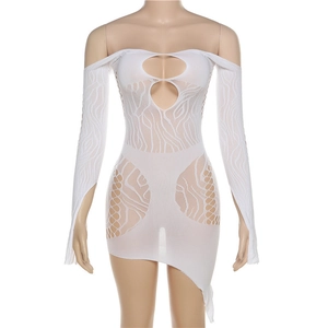Détail de robe moulante blanche évidée avec dentelle florale et manches longues