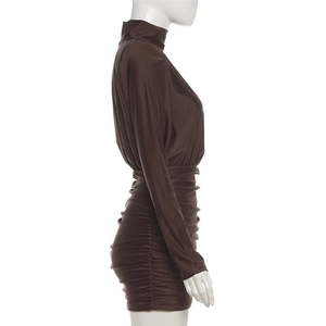 Detalle del diseño fruncido lateral en un vestido ajustado marrón oscuro de cuello alto