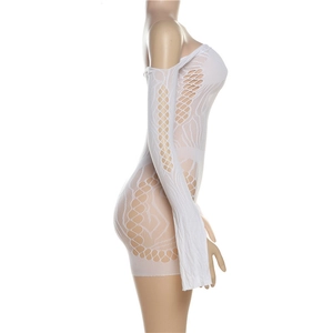 Détail de la robe courte en dentelle blanche avec motifs résille et texture transparente