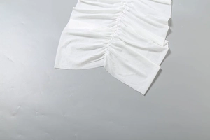 Detailansicht der weißen gerafften Stoffstruktur eines sexy High Waist Rock-Sets