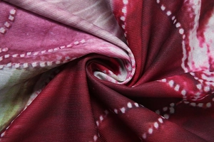 Détail du tissu floral bordeaux et rose avec texture d'impression numérique souple