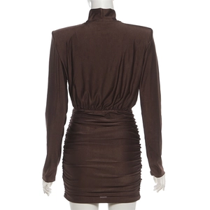 Detalle de vestido corto de cuello alto con hombreras y fruncido texturizado en la espalda