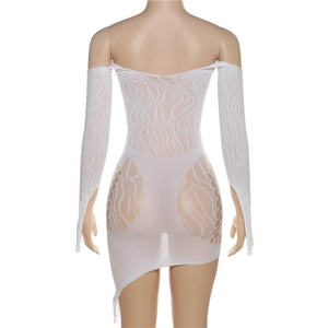 Détail du dos de la robe moulante blanche à épaules dénudées avec texture zébrée