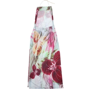 Détails de robe fleurie dos nu avec licou en chaîne métallique et imprimé tropical