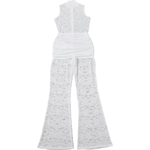 Détail de la dentelle florale et de la ceinture en satin plissé sur une robe longue