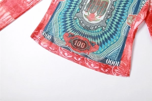 Nahaufnahme des rot-weißen Batik-Mesh-Oberteils mit Vintage-Währungsgrafikdruck