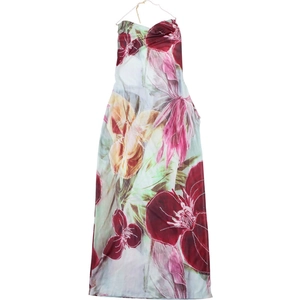 Gros plan d'une robe fleurie licou avec une chaîne en métal doré et des motifs floraux vifs