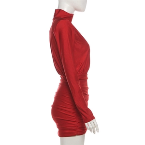 Vista detallada del vestido ajustado rojo con fruncido lateral y cuello alto elegante