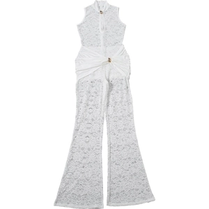 Détail d'une combinaison sans manches en dentelle blanche avec plis à la taille et boucle
