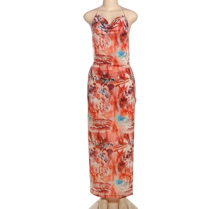 Détail d'une robe longue sexy avec imprimé abstrait, licou et nœud dans le dos