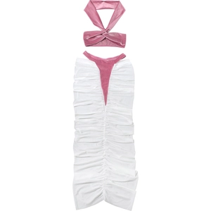 Detailansicht des rosa Samt-Bandeau-Tops und des weißen Faltenrocks mit V-Taillen-Detail