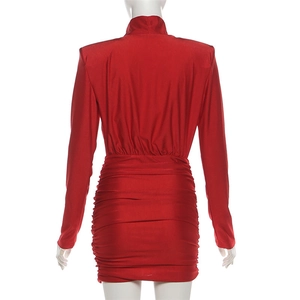 Detalle del vestido satinado rojo con textura plisada y diseño de cuello alto en espalda