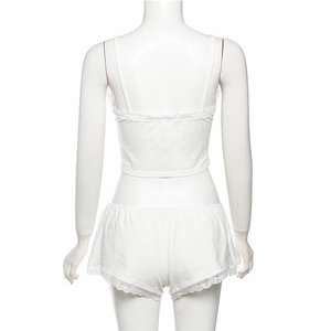 Détails de la vue arrière de l'ensemble caraco et short blanc avec bordure dentelle
