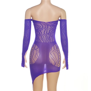 Détail de la robe moulante en maille violette avec motif zèbre et manches assorties