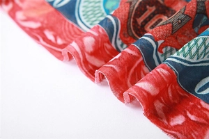 Detail eines Kunstdrucks auf Netzgewebe mit Zahl Zehn und feiner Overlock-Naht