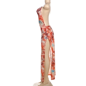 Détail d'une robe longue dos nu avec motif tie-dye et fente latérale haute