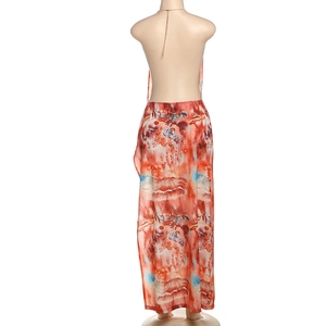 Détail de la robe dos nu avec liens fins et imprimé abstrait aux couleurs vives
