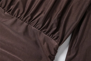 Vista detallada de la tela fruncida marrón oscuro con costuras finas en un vestido ceñido