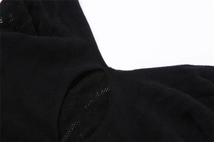 Gros plan sur un tissu en maille noire montrant la texture respirante et les coutures