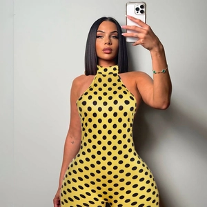 Dettaglio della tuta sexy con scollo all'americana e stampa leopardata dal taglio aderente