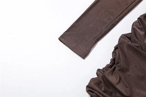 Detalle de las costuras y el tejido fruncido en el vestido ajustado marrón oscuro