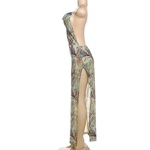 Vue détaillée d'une robe dos nu avec fente latérale haute et imprimé floral de feuilles