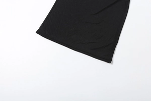 Nahaufnahme der schwarzen Stricktextur mit professionellem Doppelnaht-Saumdetail