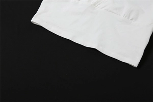 Détail de la bordure en dentelle blanche et texture plissée du tissu pour ce haut court