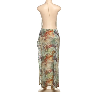 Détail de robe longue dos nu à imprimé tropical avec chaîne métallique au col licou