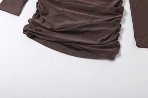 Detalle de costuras fruncidas en un vestido corto ajustado de color marrón café