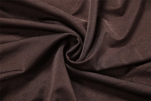 Primer plano de tela de punto marrón oscuro con brillo sedoso y textura suave y elegante