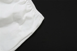Détail de la taille haute élastique avec coutures fines sur le short en dentelle