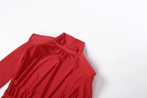 Detalle del elegante cuello alto con pliegues refinados en este vestido rojo ceñido