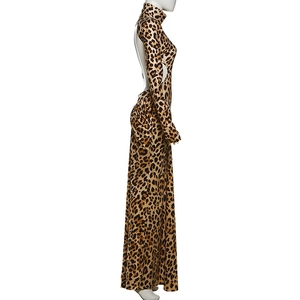 Detailansicht der Rückenausschnitte und Seitentaillendesign am Maxikleid mit Leoprint
