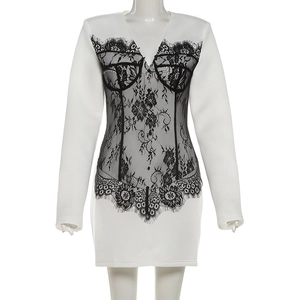 Vue détaillée du col en V avec patchwork de dentelle noire sur une mini robe blanche