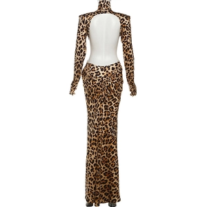 Detailansicht des rückenfreien Schnitts und Leopardenmusters auf dem Maxikleid