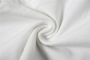 Gros plan sur la texture de maille blanche montrant un coton doux et respirant