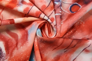 Vue détaillée du tissu à imprimé aquarelle abstrait avec des plis soleil élégants