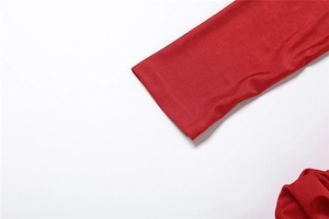 Detalle de doble costura en los puños de las mangas del vestido ajustado rojo