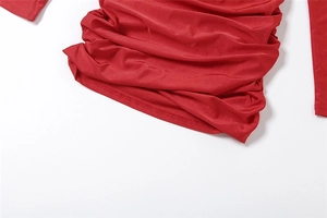 Detalle del tejido rojo con pliegues laterales elegantes y costuras de alta calidad