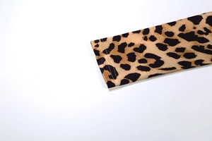 Detail der Ärmelmanschette mit Leopardenmuster und Doppelnaht auf dem Strickstoff