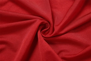 Primer plano de tela de punto rojo brillante con textura suave y brillo sedoso