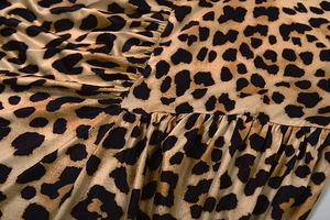Nahaufnahme des Leopardenmusters mit eleganten Plisseenähten und weicher Stoffstruktur