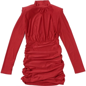 Detalle del vestido ajustado rojo fruncido con cuello alto y mangas largas de corte entallado