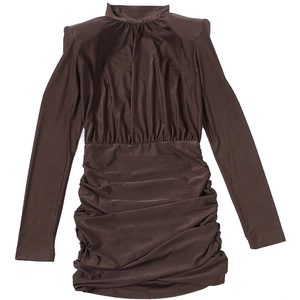 Vista detallada del vestido ajustado fruncido marrón oscuro de cuello alto y manga larga