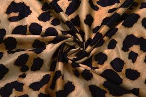 Detailaufnahme von hochwertigem Leoparden-Print-Stoff mit feinem Satin-Glanz