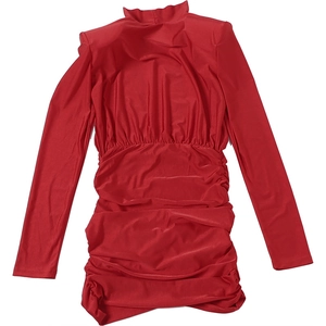 Detalle de vestido corto rojo con cuello alto, manga larga y diseño fruncido entallado
